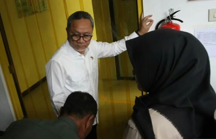 Menko Bidang Pangan Zulkifli Hasan (dua kiri) meninjau dapur Satuan Pelayanan Pemenuhan Gizi (SPPG) saat kunjungan kerja di Kepanjen, Malang Kamis (12/2/2026) (FOTO: ANTARA/ARI BOWO SUCIPTO)