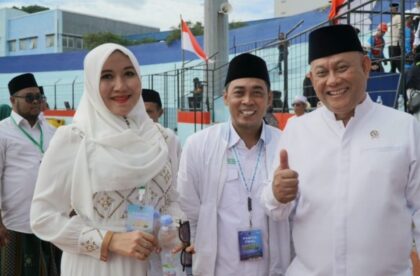 Momen hangat Ning Lia (DPD RI) & Kepala BGN,Dr. Ir. Dadan Hindayana. Meski tak punya dapur SPPG, ia objektif puji suksesnya Makan Bergizi Gratis di Jatim yang gerakkan ekonomi lokal. (Istimewa/INFOBERGIZI.NET)