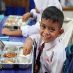 Anak-anak yang tengah menikmati MBG (Dok. BGN)