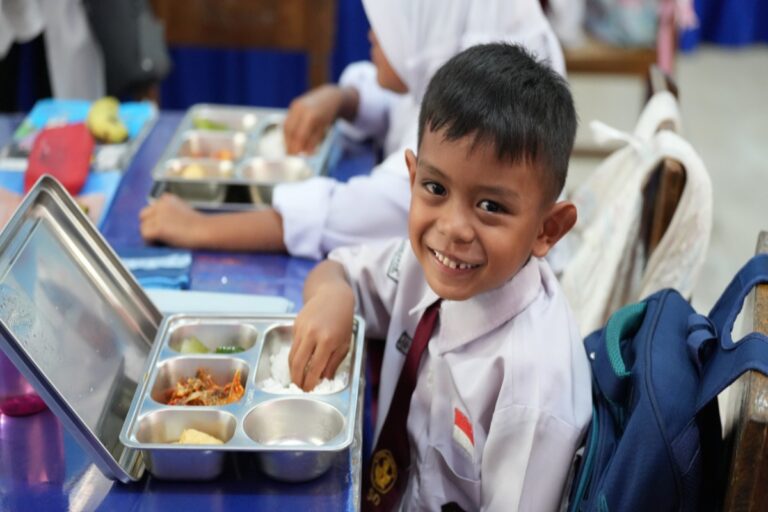Anak-anak yang tengah menikmati MBG (Dok. BGN)
